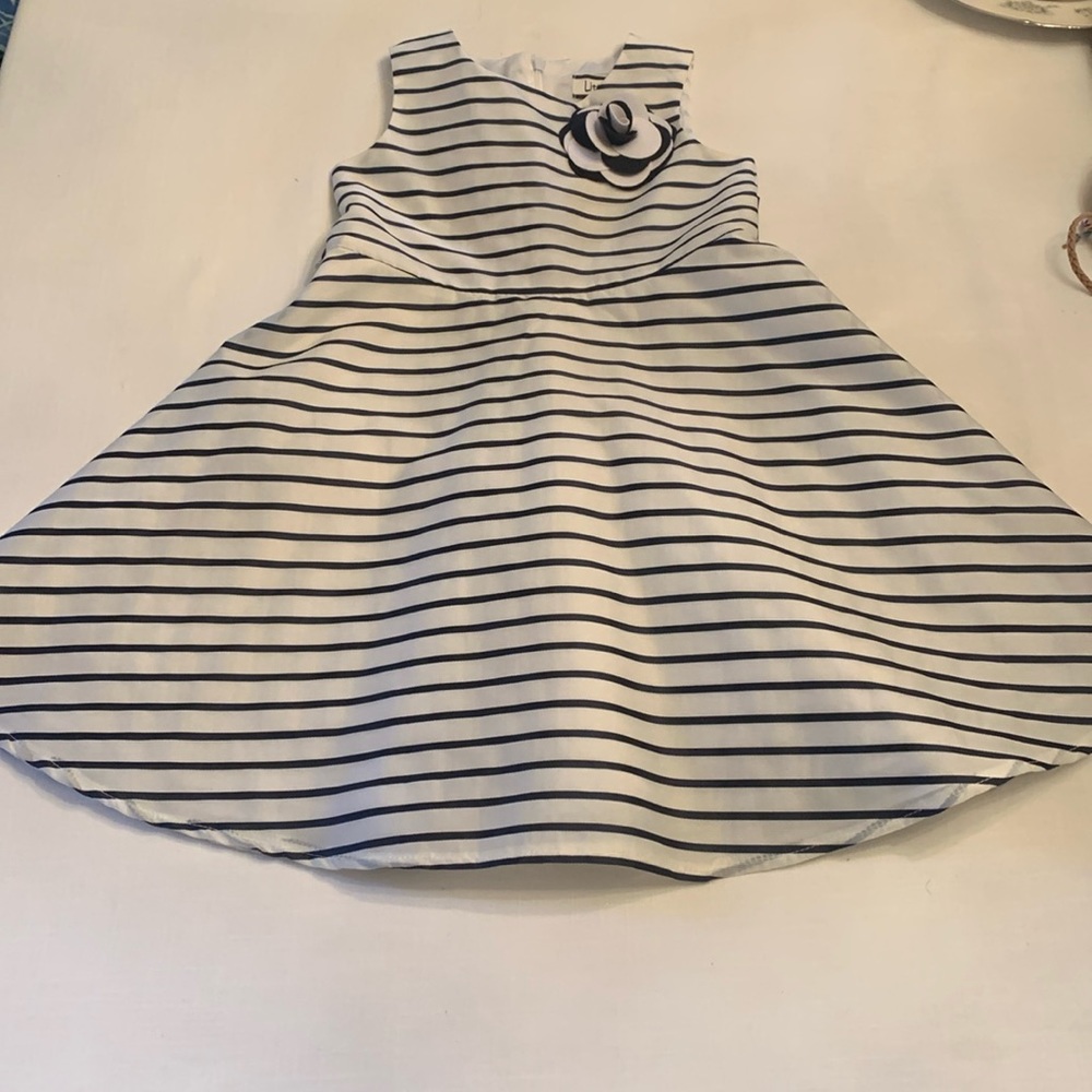 Beautiful Formal Little Miss Dress. Size 5.Navy & White